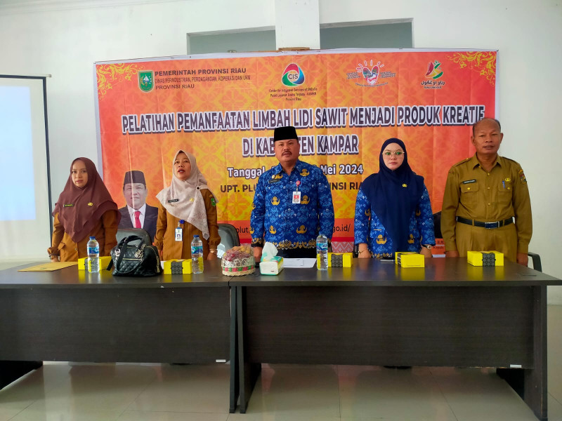 PLUT KUMKM Disperindag dan UKM Provinsi Riau Gelar Pelatihan Pemanfaatan Limbah Lidi Sawit