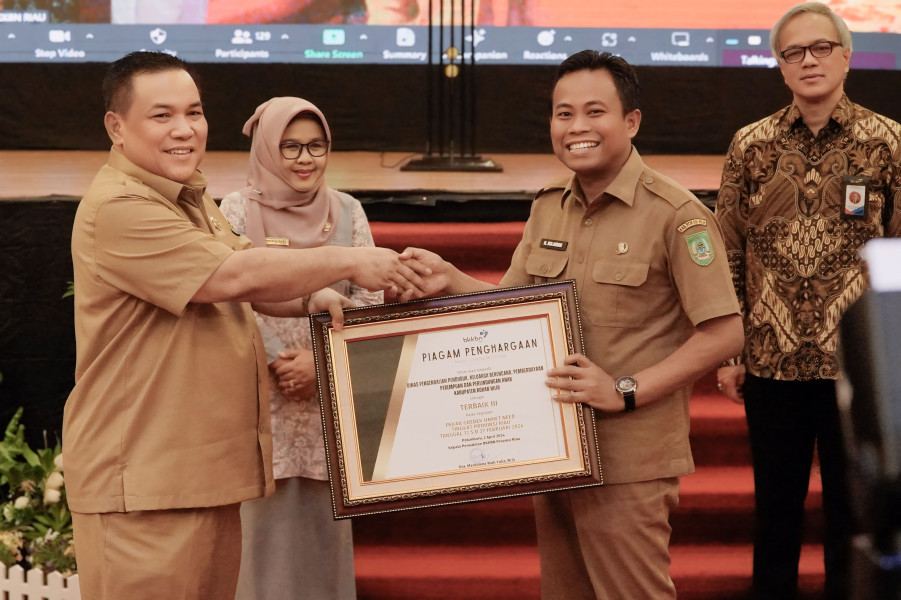 Wabup H. Sulaiman Terima Penghargaan Terbaik III Pekan Grebek Unmet Need dari Pj Gubernur Riau