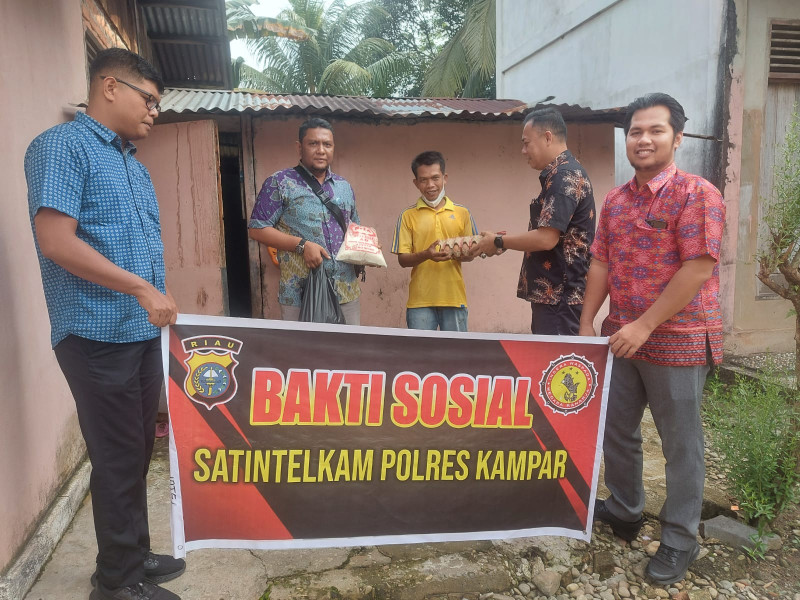 Satintelkam Polres Kampar Bagi-bagi Sembako kepada Warga di Batu Belah