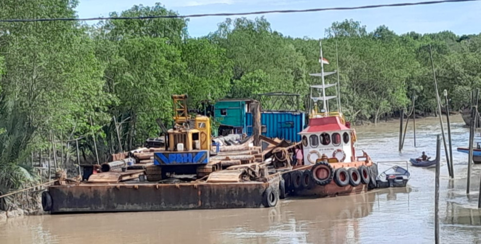 Kapal Ponton Membawa Matrial Pembngunan Jembatan Sinaboi Tiba Dilokasi