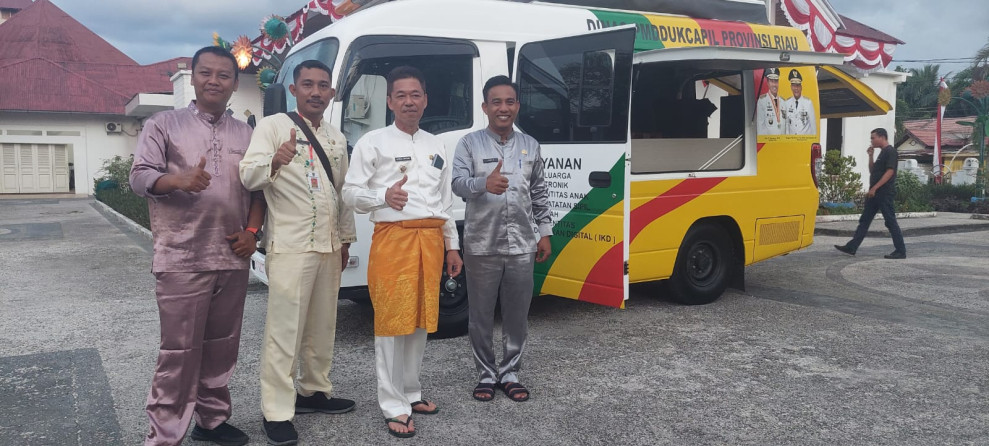 Bupati Rohil Afrizal Sintong Terima Bantuan Satu Unit Mobil Layanan Keliling Disdukcapil