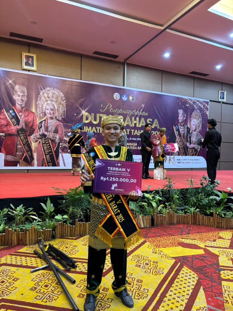 Terima Penghargaan Duta Bahasa Terbaik V Sumatera Barat Tahun 2025, Ini Harapan Farez