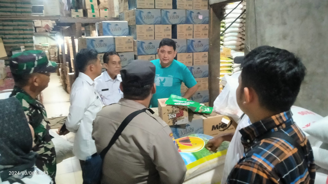 Asisten II Bidang Ekonomi Bersama Disperindagsar Rohil Pantau Harga Sembako di Pasar Datuk Rubiah