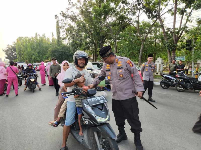 Sinegritas TNI Polri Berbagi Takjil Kepada Masyarakat