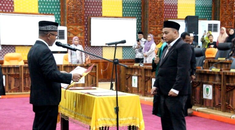 Wakil ketua DPRD Rohil Basiran Lantik PAW Anggota DPRD Rohil Syahrul Alfindra Masa jabatan 2019 - 2024