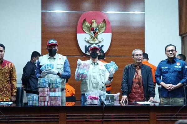 KPK Tangkap 28 Orang Dalam OTT Bupati Meranti, Berikut Daftar Nama Dan Jabatan