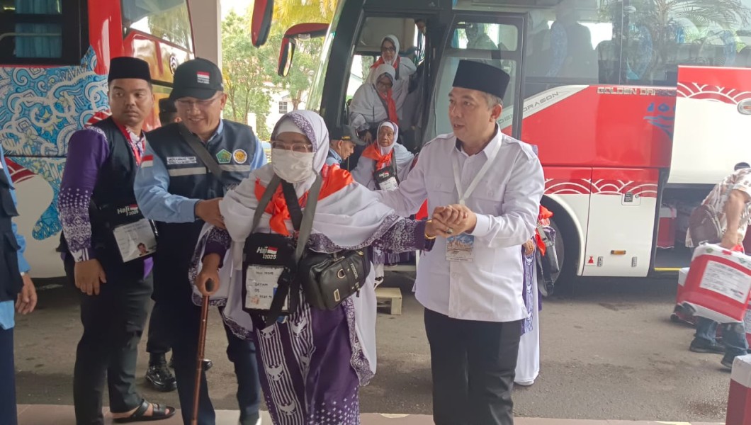 Kakanwil Kemenag Riau Bersama Kakan Kemenag Kampar Sambut JCH Kampar Di AHB