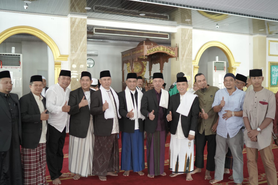 Bupati Rohil Sholat Idul Fitri di Masjid Agung Al-ikhlas Bagansiapiapi