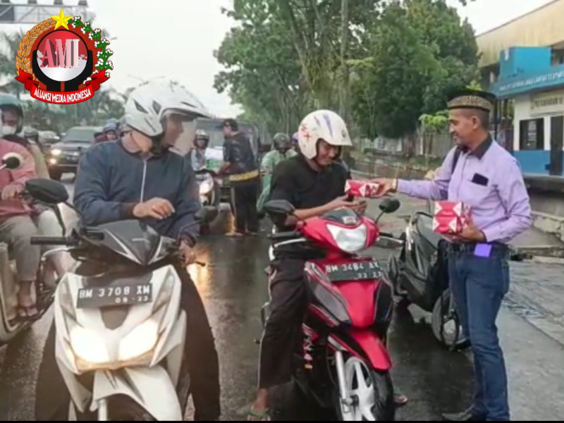 Ketum DPP AMI Ismail Sarlata dan Anggota Bagi-bagi takjil Geratis di Pekanbaru