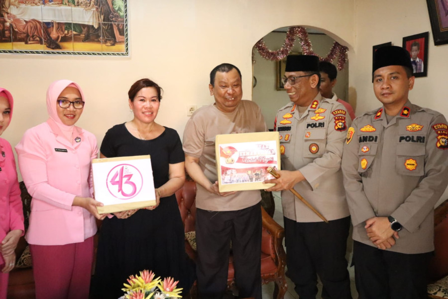 Peduli, Dua Personil Polres Kampar Yang Sakit di Jenguk Kapolres