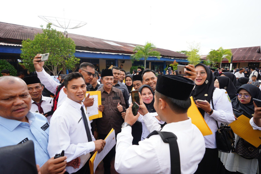 Diserahkan Gubri Syamsuar, 588 Guru di Rohil Terima SK PPPK Tenaga Pendidik
