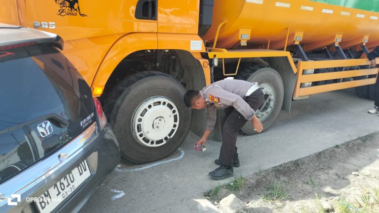 Truck Tanki CPO Hantam Mobil Honda Brio Hingga Rusak Parah